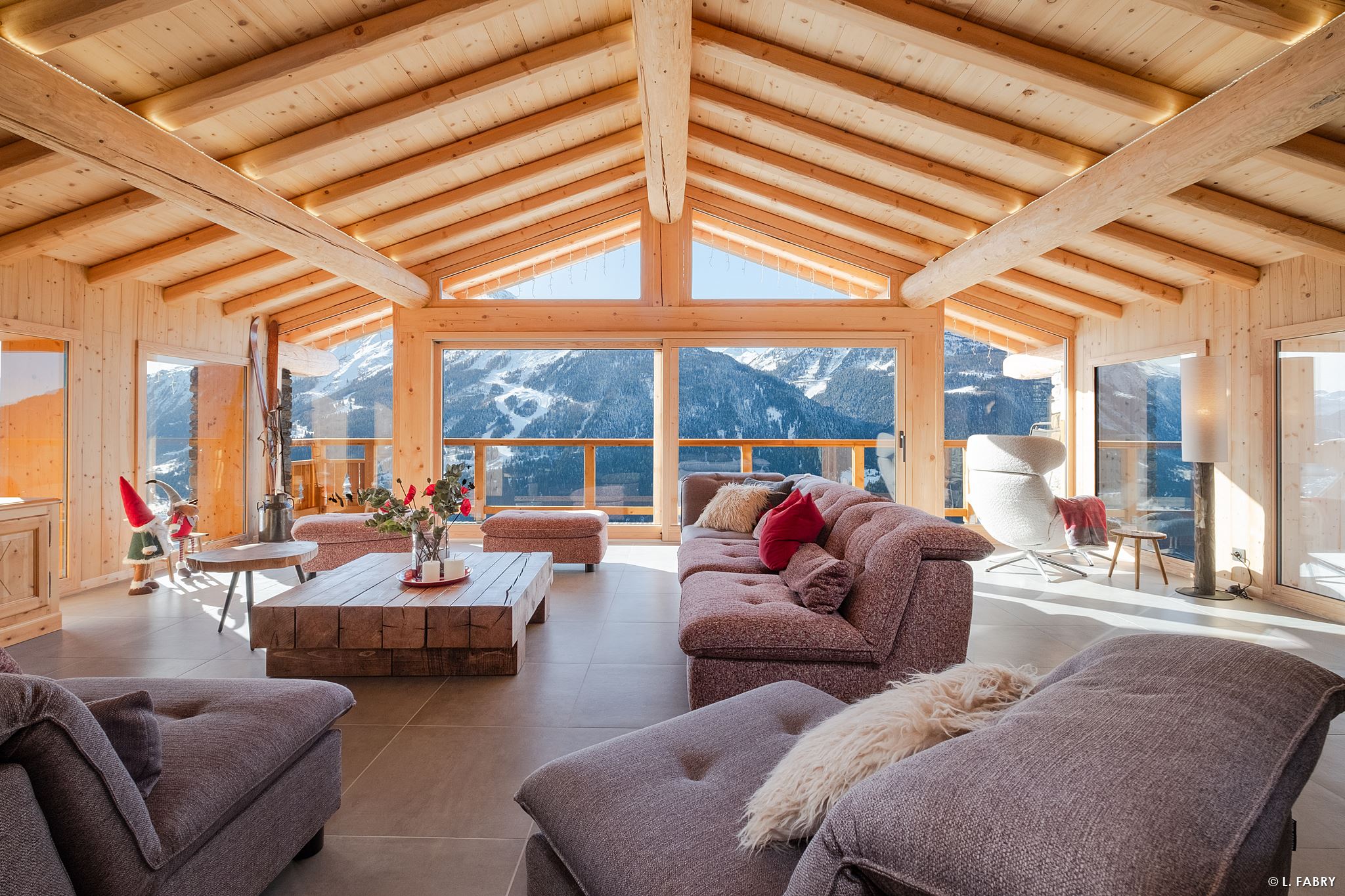 chalet La Rosière Salon avec vue sur la montagne- création Hekta
