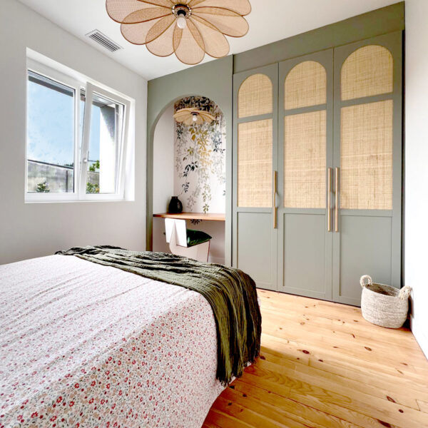Chambre florale - armoire verte sauge et rafia
