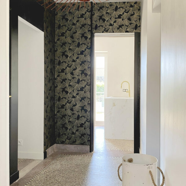 Entrée aux tonalités art deco avec son granito noir, blanc et rouge