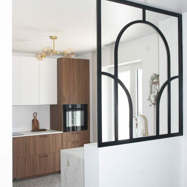 Porte verrière / porte coulissante / art déco / métal / arches et formes arrondies / cuisine laiton