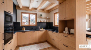 Cuisine bois sur mesure rénovée par Hekta architecte d'intérieur Savoie